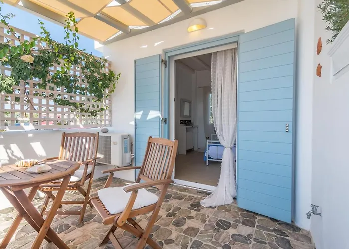 Kristen's & Daire Adamantas (Milos)