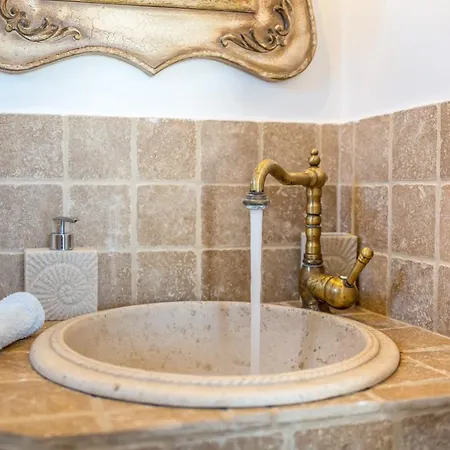 Kristen's Studio&apartments Adamantas (Milos)